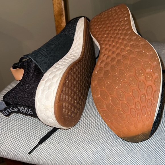 New Balance sneakers (barely worn) - size 10.5 men’s - Picture 4 of 4